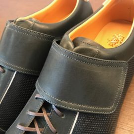 ベルクロスニーカー