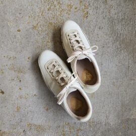 合わせやすい「白」スニーカー。tom