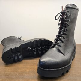 軽量タンクソールのワークブーツ。tom